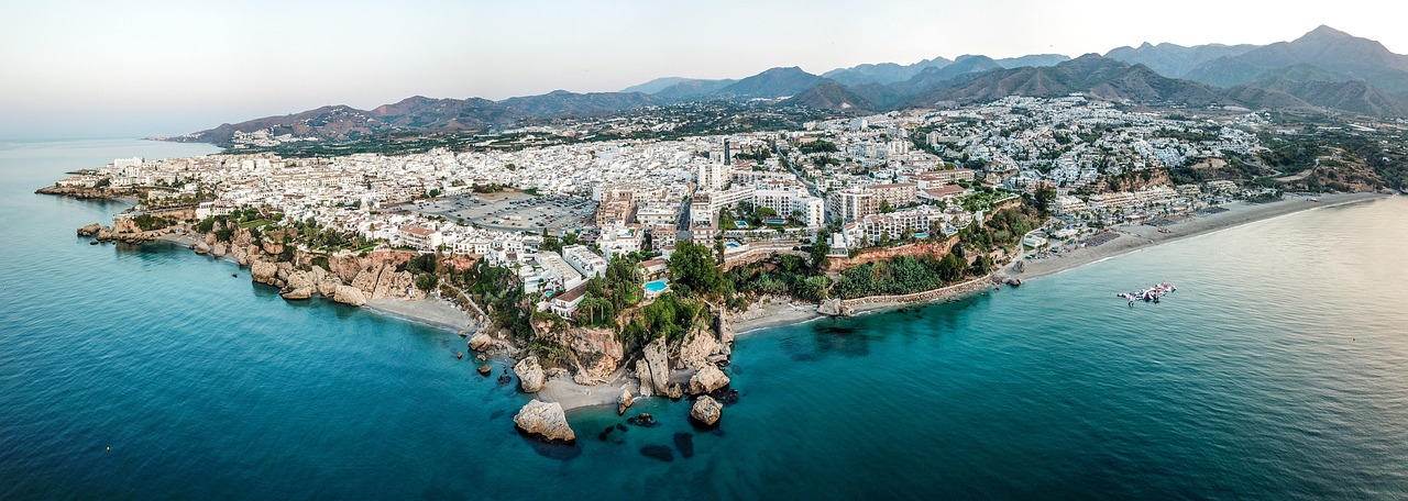 Panorama aérea de Nerja con el mar y las montañas al amanecer
